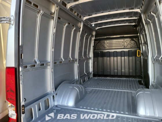 イヴェコ・デイリー 35C21 クローズド・ボックス・バン