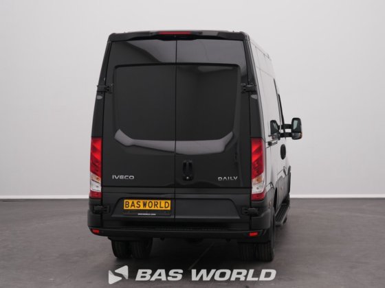 イヴェコ・デイリー 35C18 クローズド・ボックス・バン