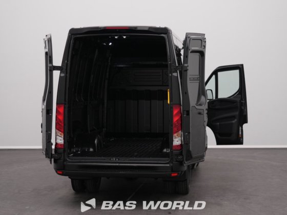 イヴェコ・デイリー 35C18 クローズド・ボックス・バン