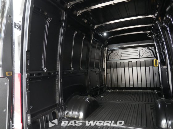 イヴェコ・デイリー 35C18 クローズド・ボックス・バン