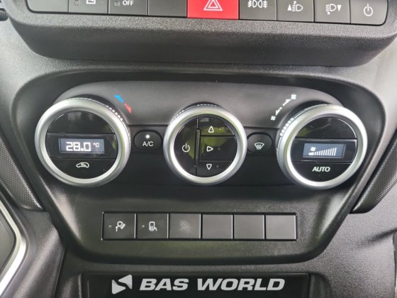 イヴェコ・デイリー 35C18 クローズド・ボックス・バン