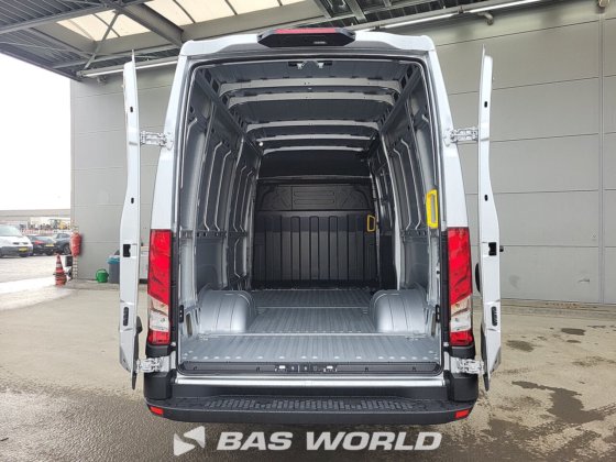 イヴェコ・デイリー 35C18 クローズド・ボックス・バン