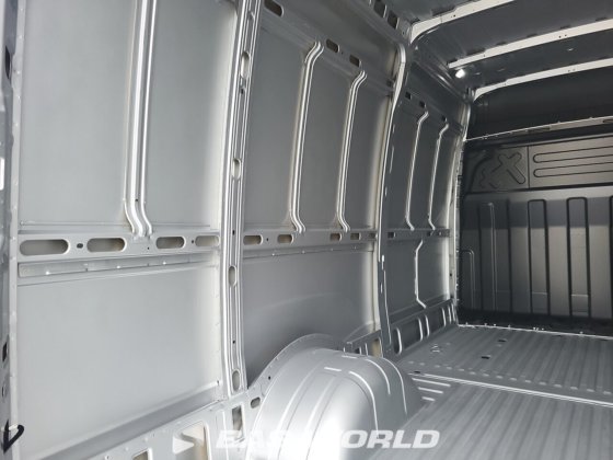 イヴェコ・デイリー 35C18 クローズド・ボックス・バン