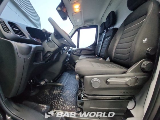 イヴェコ・デイリー 35C18 クローズド・ボックス・バン