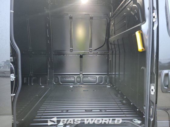 イヴェコ・デイリー 35C18 クローズド・ボックス・バン