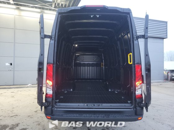 イヴェコ・デイリー 35C18 クローズド・ボックス・バン