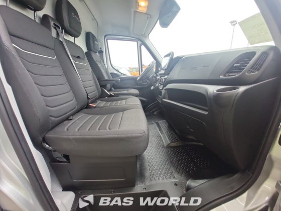 イヴェコ・デイリー 35C18 クローズド・ボックス・バン