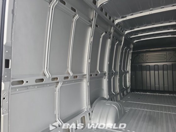 イヴェコ・デイリー 35C18 クローズド・ボックス・バン