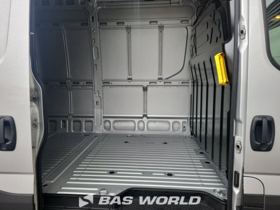 依维柯 Daily 35C18 封闭箱式货车
