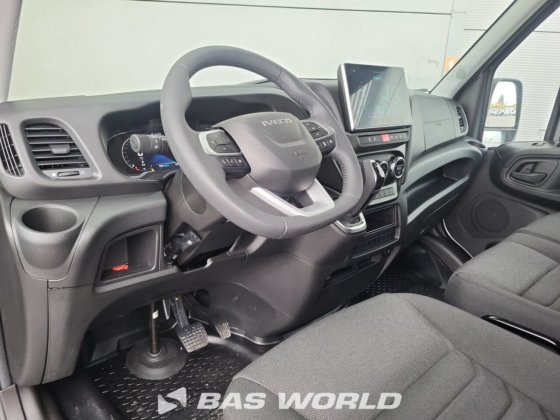 イヴェコ・デイリー 35C18 クローズド・ボックス・バン