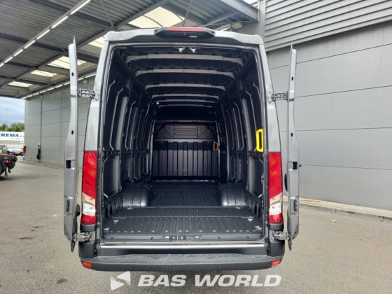 イヴェコ・デイリー 35C18 クローズド・ボックス・バン