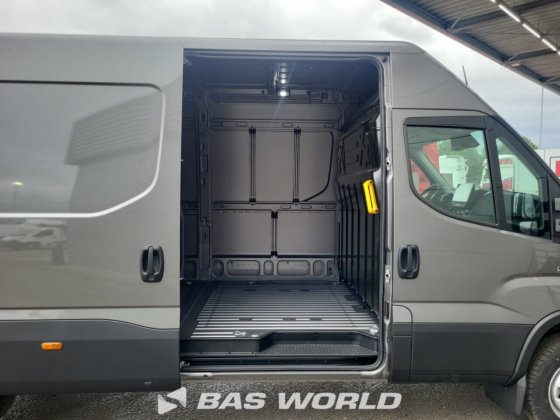 イヴェコ・デイリー 35C18 クローズド・ボックス・バン