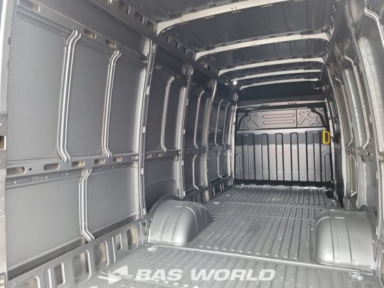 依维柯 Daily 35C18 封闭箱式货车