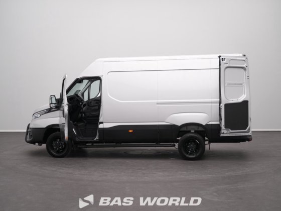 イヴェコ・デイリー 35C18 クローズド・ボックス・バン