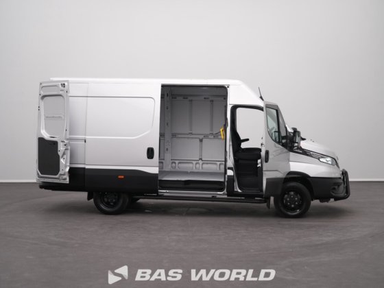 イヴェコ・デイリー 35C18 クローズド・ボックス・バン