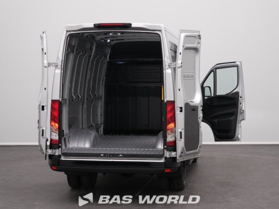 イヴェコ・デイリー 35C18 クローズド・ボックス・バン