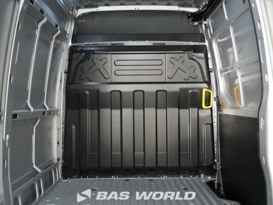 イヴェコ・デイリー 35C18 クローズド・ボックス・バン