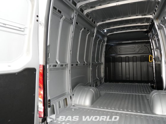 依维柯 Daily 35C18 封闭箱式货车