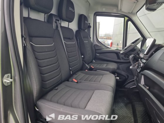 イヴェコ・デイリー 35C18 クローズド・ボックス・バン