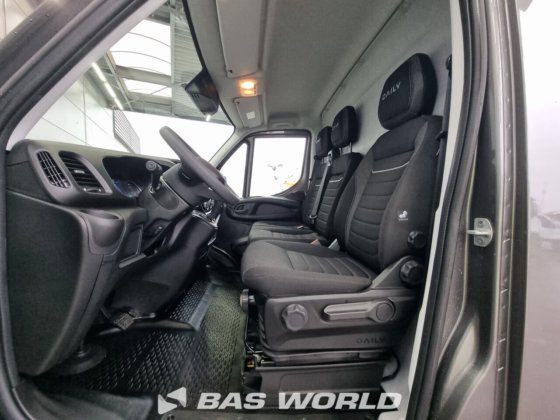 イヴェコ・デイリー 35C18 クローズド・ボックス・バン