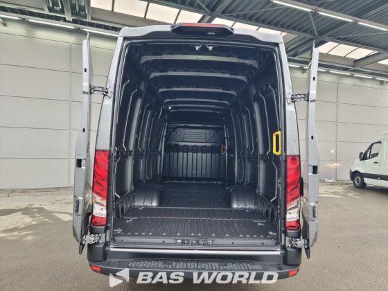 イヴェコ・デイリー 35C18 クローズド・ボックス・バン