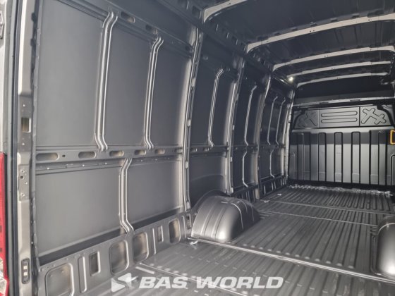 イヴェコ・デイリー 35C18 クローズド・ボックス・バン