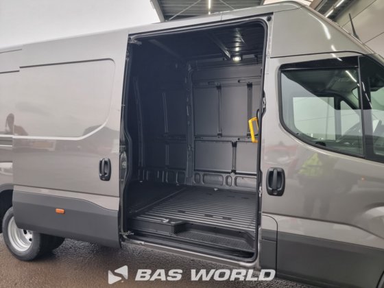 イヴェコ・デイリー 35C18 クローズド・ボックス・バン