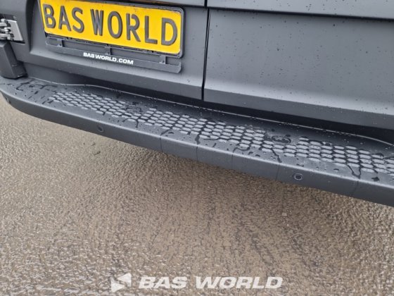 イヴェコ・デイリー 35C18 クローズド・ボックス・バン