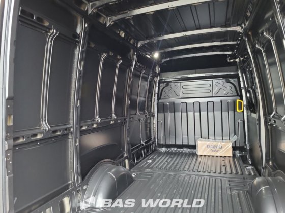 イヴェコ・デイリー 35S21 クローズド・ボックス・バン