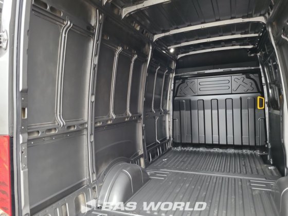 イヴェコ・デイリー 35S21 クローズド・ボックス・バン