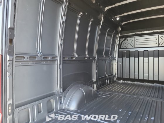 イヴェコ・デイリー 35S21 クローズド・ボックス・バン