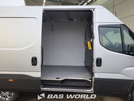 イヴェコ・デイリー 35S21 クローズド・ボックス・バン