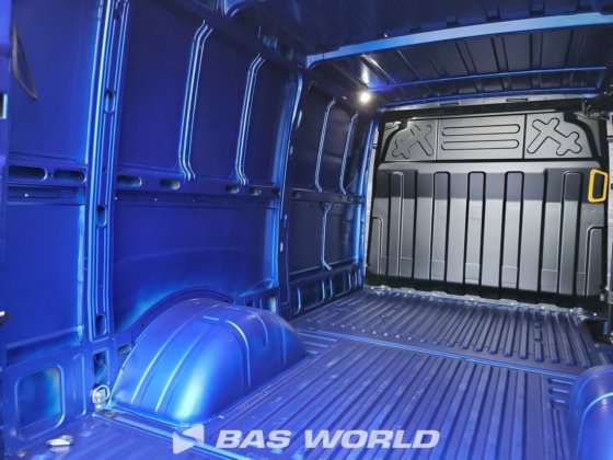 イヴェコ・デイリー 35C21 クローズド・ボックス・バン