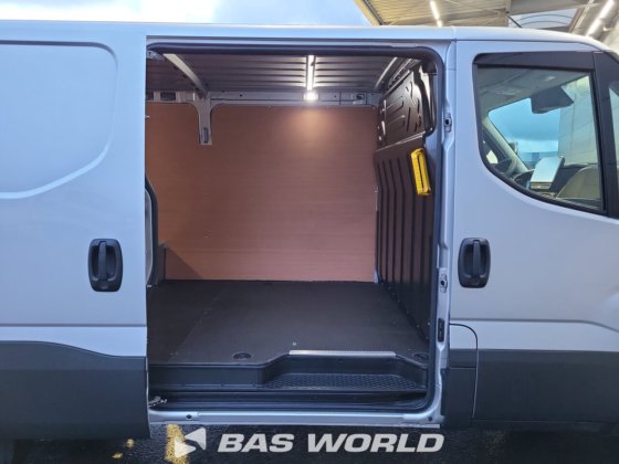 イヴェコ・デイリー 35S21 クローズド・ボックス・バン