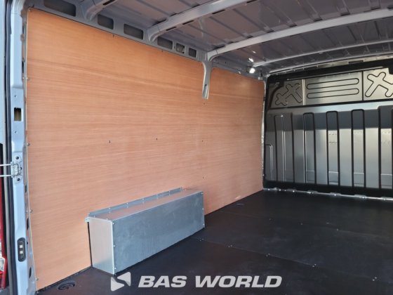 イヴェコ・デイリー 35S21 クローズド・ボックス・バン