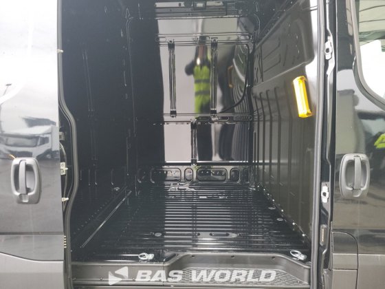 イヴェコ・デイリー 35C21 クローズド・ボックス・バン