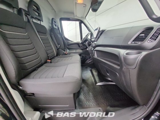 イヴェコ・デイリー 35C21 クローズド・ボックス・バン