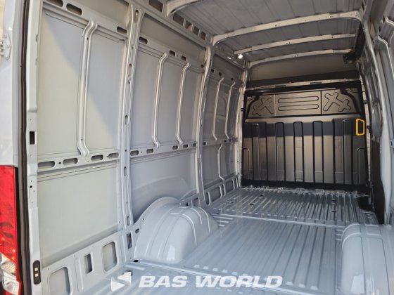 イヴェコ・デイリー 35C21 クローズド・ボックス・バン