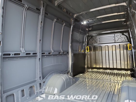 イヴェコ・デイリー 35C21 クローズド・ボックス・バン