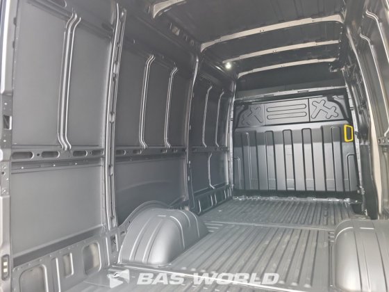 イヴェコ・デイリー 35C21 クローズド・ボックス・バン