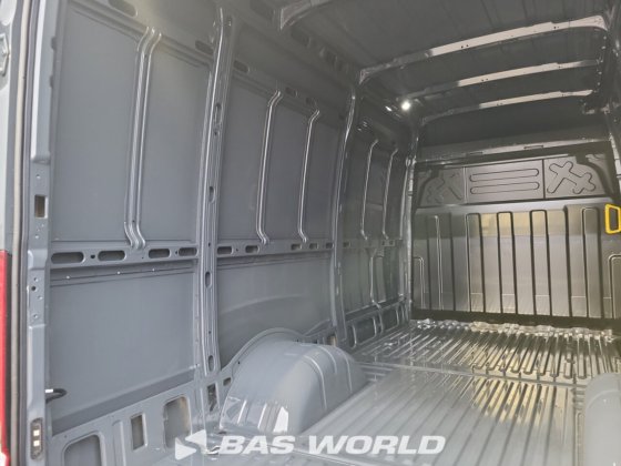 イヴェコ・デイリー 35C21 クローズド・ボックス・バン