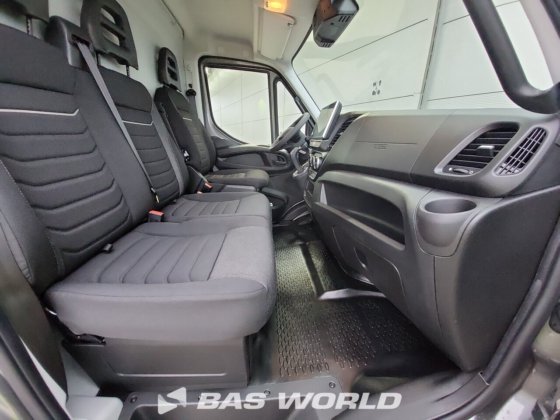 イヴェコ・デイリー 35C21 クローズド・ボックス・バン