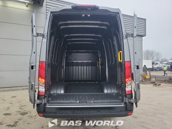 イヴェコ・デイリー 35C21 クローズド・ボックス・バン
