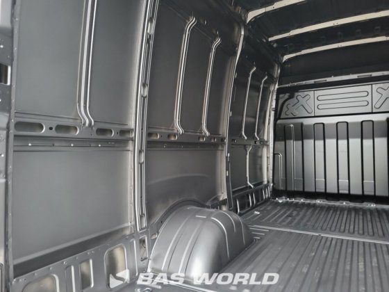 イヴェコ・デイリー 35C21 クローズド・ボックス・バン