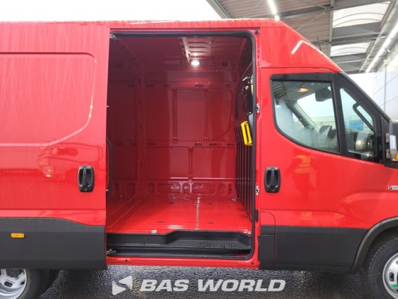 イヴェコ・デイリー 35C21 クローズド・ボックス・バン