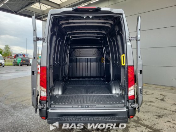 イヴェコ・デイリー 35S21 クローズド・ボックス・バン