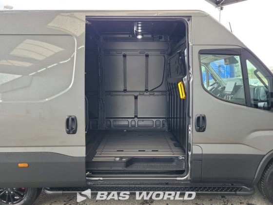 イヴェコ・デイリー 35S21 クローズド・ボックス・バン