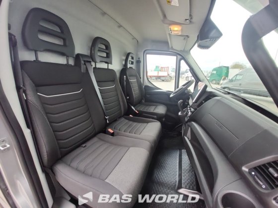 イヴェコ・デイリー 35C21 クローズド・ボックス・バン