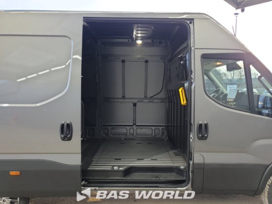 イヴェコ・デイリー 35S21 クローズド・ボックス・バン