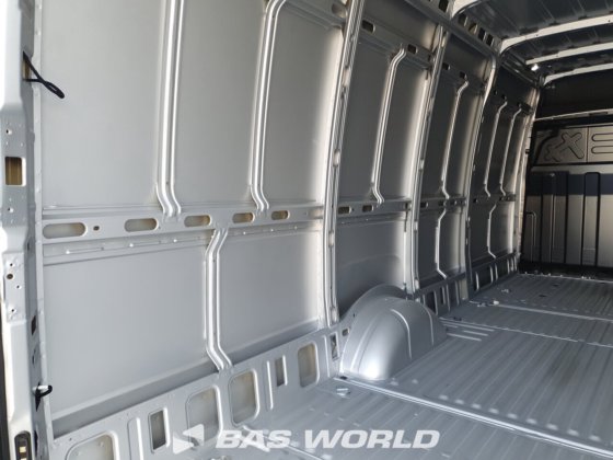 イヴェコ・デイリー 35S21 クローズド・ボックス・バン